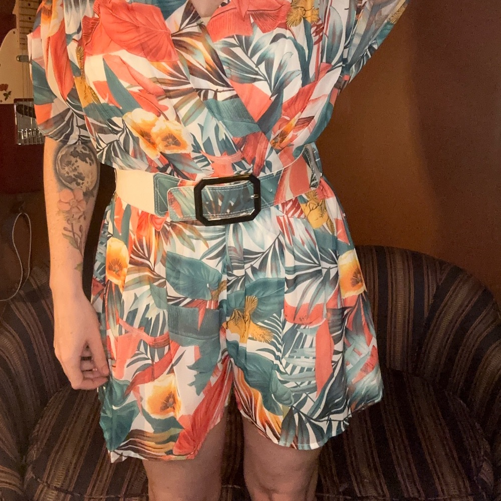 Miss Avenue tropical floral belted romper - Picture 2 of 5